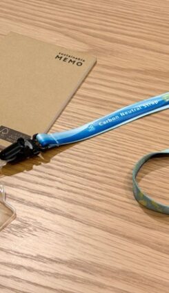 印刷と製菓の老舗マルトが提案する“身につける脱炭素”。大阪・関西万博で採用された「カーボンニュートラルストラップ」で企業ブランディングを強化