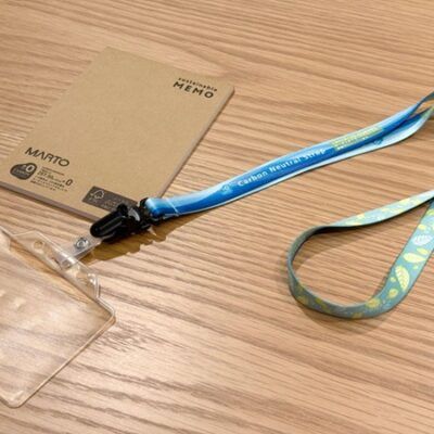 印刷と製菓の老舗マルトが提案する“身につける脱炭素”。大阪・関西万博で採用された「カーボンニュートラルストラップ」で企業ブランディングを強化