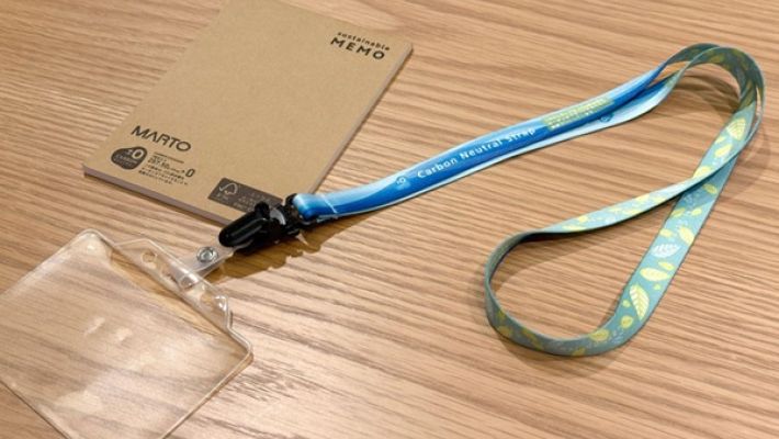 印刷と製菓の老舗マルトが提案する“身につける脱炭素”。大阪・関西万博で採用された「カーボンニュートラルストラップ」で企業ブランディングを強化